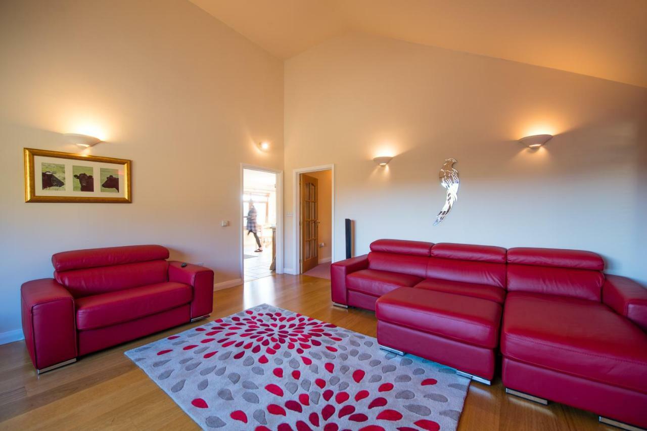 Bed and Breakfast Y Grange Llanfihangel-y-Creuddyn Екстер'єр фото