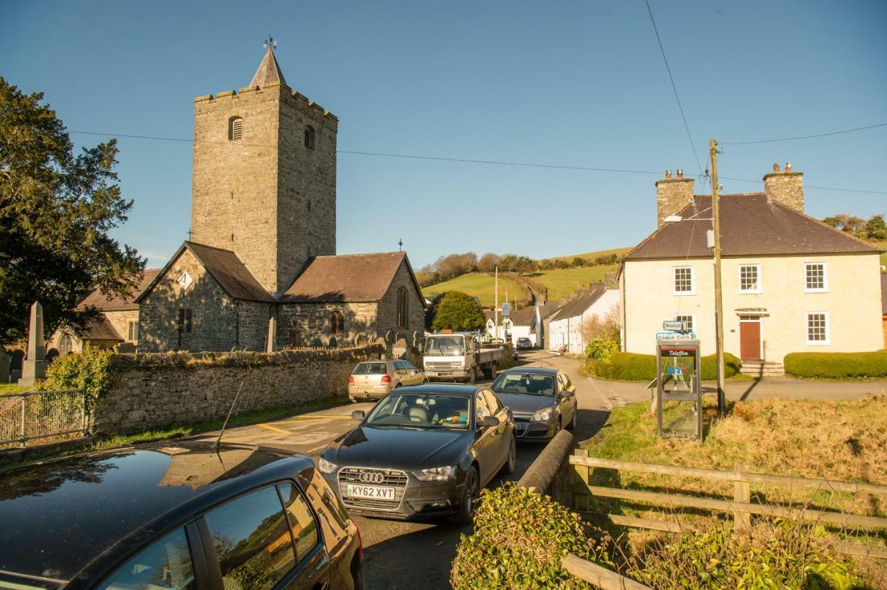 Bed and Breakfast Y Grange Llanfihangel-y-Creuddyn Екстер'єр фото